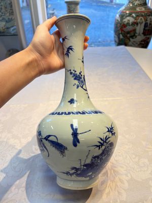 A rare Chinese blue and white 'Cat and Butterfly 耄耋' bottle vase, Transitional period — photo 3