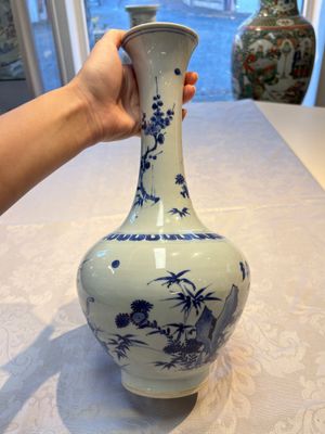 A rare Chinese blue and white 'Cat and Butterfly 耄耋' bottle vase, Transitional period — photo 5