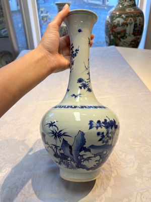 A rare Chinese blue and white 'Cat and Butterfly 耄耋' bottle vase, Transitional period — photo 6