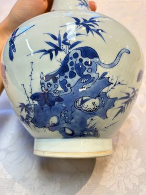 A rare Chinese blue and white 'Cat and Butterfly 耄耋' bottle vase, Transitional period — photo 9