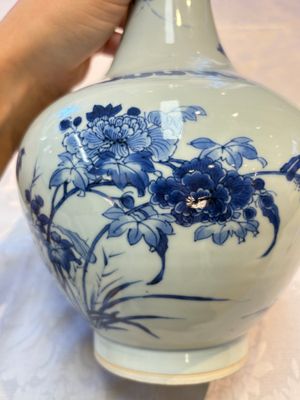 A rare Chinese blue and white 'Cat and Butterfly 耄耋' bottle vase, Transitional period — photo 10