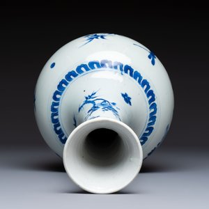 A rare Chinese blue and white 'Cat and Butterfly 耄耋' bottle vase, Transitional period — photo 5