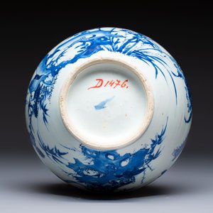 A rare Chinese blue and white 'Cat and Butterfly 耄耋' bottle vase, Transitional period — photo 6