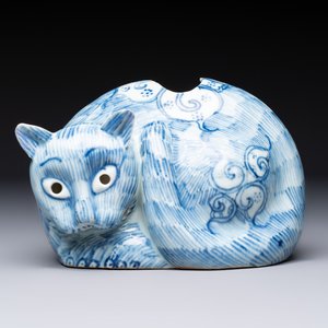 A rare Chinese blue and white 'cat' nightlight, 18th C. — 照片 1
