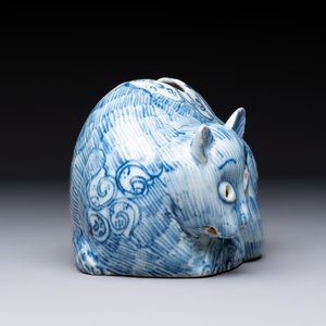 A rare Chinese blue and white 'cat' nightlight, 18th C. — 照片 2