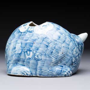 A rare Chinese blue and white 'cat' nightlight, 18th C. — 照片 3