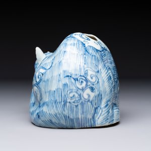 A rare Chinese blue and white 'cat' nightlight, 18th C. — 照片 4