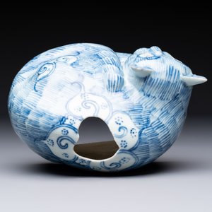 A rare Chinese blue and white 'cat' nightlight, 18th C. — 照片 5
