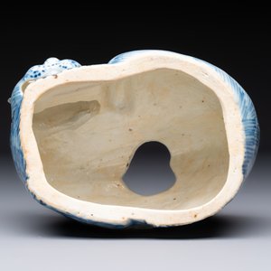 A rare Chinese blue and white 'cat' nightlight, 18th C. — 照片 6