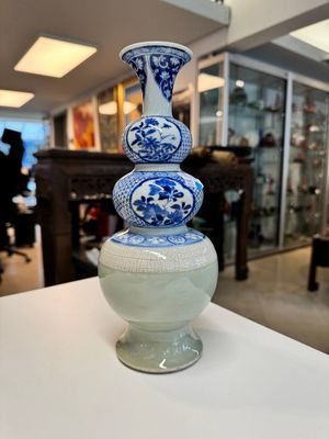 A rare Chinese blue and white, celadon-and-ge-glazed triple gourd vase, Kangxi — foto 1
