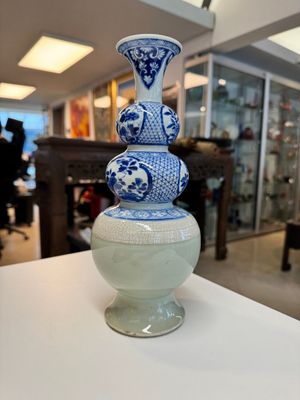 A rare Chinese blue and white, celadon-and-ge-glazed triple gourd vase, Kangxi — foto 2