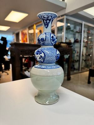 A rare Chinese blue and white, celadon-and-ge-glazed triple gourd vase, Kangxi — foto 3
