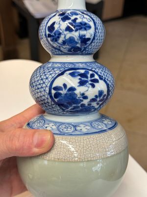 A rare Chinese blue and white, celadon-and-ge-glazed triple gourd vase, Kangxi — foto 5