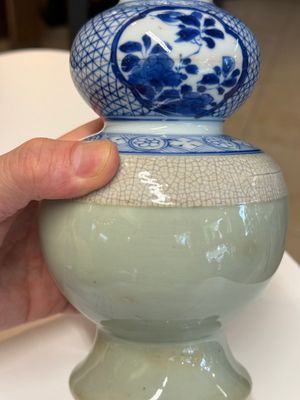 A rare Chinese blue and white, celadon-and-ge-glazed triple gourd vase, Kangxi — foto 6