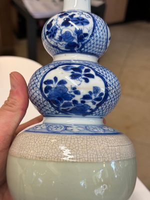 A rare Chinese blue and white, celadon-and-ge-glazed triple gourd vase, Kangxi — foto 9
