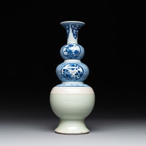 A rare Chinese blue and white, celadon-and-ge-glazed triple gourd vase, Kangxi — foto 1