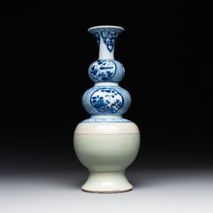 A rare Chinese blue and white, celadon-and-ge-glazed triple gourd vase, Kangxi — foto 2