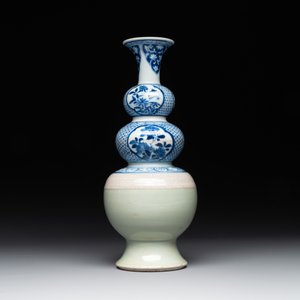 A rare Chinese blue and white, celadon-and-ge-glazed triple gourd vase, Kangxi — foto 3
