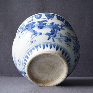 A rare Chinese blue and white censer with figures in a landscape, Transitional period — photo 18