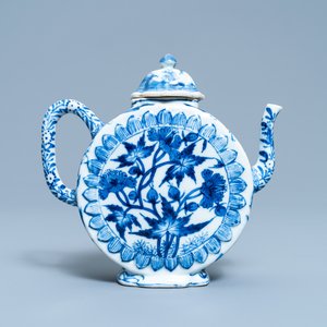 A rare Chinese blue and white circular teapot, Kangxi — 照片 2