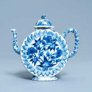 A rare Chinese blue and white circular teapot, Kangxi — 照片 4