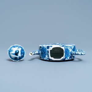 A rare Chinese blue and white circular teapot, Kangxi — 照片 6