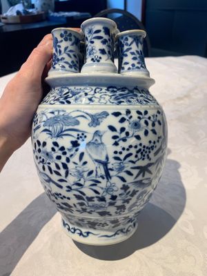A rare Chinese blue and white crocus-shaped vase with birds among flowers, Kangxi mark, 19th C. — photo 12