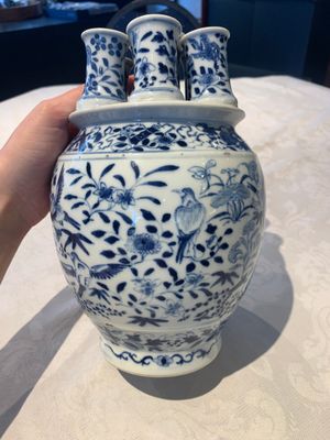 A rare Chinese blue and white crocus-shaped vase with birds among flowers, Kangxi mark, 19th C. — photo 14
