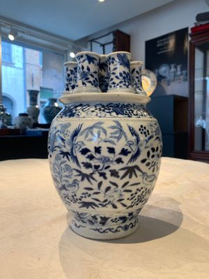A rare Chinese blue and white crocus-shaped vase with birds among flowers, Kangxi mark, 19th C. — photo 2
