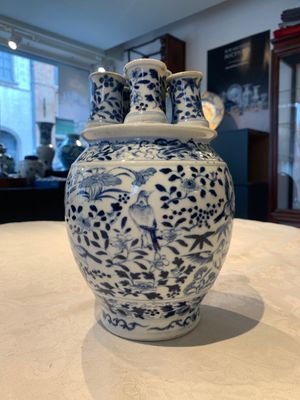 A rare Chinese blue and white crocus-shaped vase with birds among flowers, Kangxi mark, 19th C. — photo 3