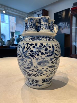 A rare Chinese blue and white crocus-shaped vase with birds among flowers, Kangxi mark, 19th C. — photo 4