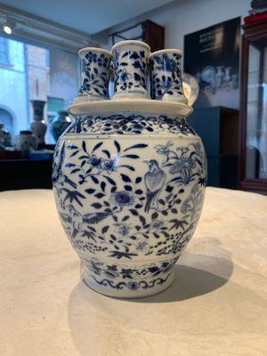 A rare Chinese blue and white crocus-shaped vase with birds among flowers, Kangxi mark, 19th C. — photo 5