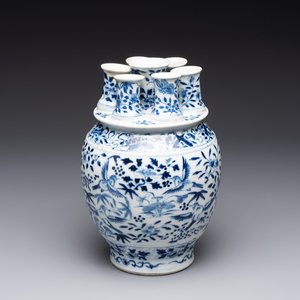 A rare Chinese blue and white crocus-shaped vase with birds among flowers, Kangxi mark, 19th C. — photo 1