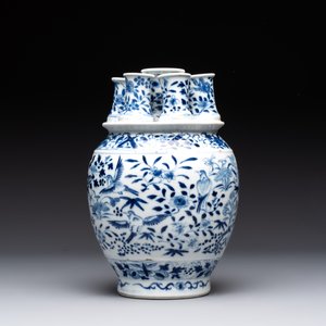 A rare Chinese blue and white crocus-shaped vase with birds among flowers, Kangxi mark, 19th C. — photo 2