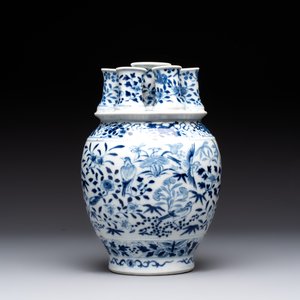 A rare Chinese blue and white crocus-shaped vase with birds among flowers, Kangxi mark, 19th C. — photo 3