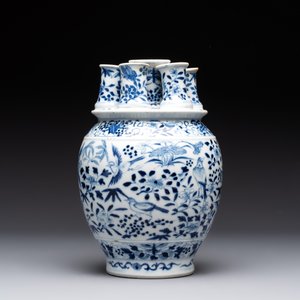 A rare Chinese blue and white crocus-shaped vase with birds among flowers, Kangxi mark, 19th C. — photo 4