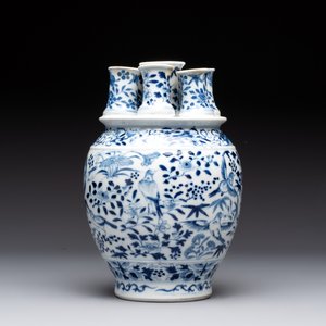 A rare Chinese blue and white crocus-shaped vase with birds among flowers, Kangxi mark, 19th C. — photo 5