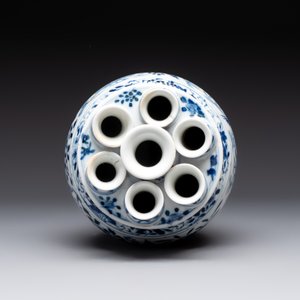 A rare Chinese blue and white crocus-shaped vase with birds among flowers, Kangxi mark, 19th C. — photo 6