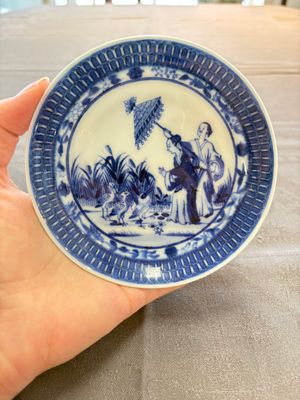 A rare Chinese blue and white 'Dames au Parasol' cup and saucer after Cornelis Pronk, Qianlong, ca. 1738 — photo 1