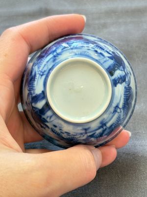 A rare Chinese blue and white 'Dames au Parasol' cup and saucer after Cornelis Pronk, Qianlong, ca. 1738 — photo 15