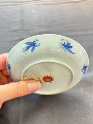 A rare Chinese blue and white 'Dames au Parasol' cup and saucer after Cornelis Pronk, Qianlong, ca. 1738 — photo 6