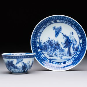 A rare Chinese blue and white 'Dames au Parasol' cup and saucer after Cornelis Pronk, Qianlong, ca. 1738 — photo 1