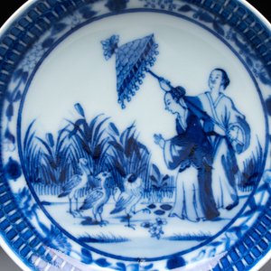 A rare Chinese blue and white 'Dames au Parasol' cup and saucer after Cornelis Pronk, Qianlong, ca. 1738 — photo 3