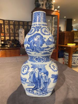 A rare Chinese blue and white double gourd vase with Guo Tai Min An 國泰民安 design, Jiajing/Wanli — photo 2