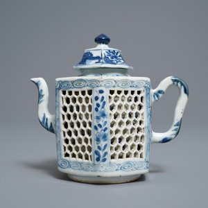 A rare Chinese blue and white double-walled reticulated octagonal teapot, Kangxi — photo 2