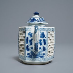 A rare Chinese blue and white double-walled reticulated octagonal teapot, Kangxi — photo 5
