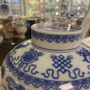 A rare Chinese blue and white 'dragon' jar and cover, Qianlong mark and possibly of the period — photo 11