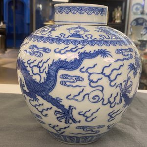 A rare Chinese blue and white 'dragon' jar and cover, Qianlong mark and possibly of the period — photo 14
