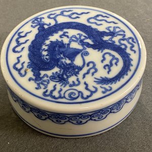 A rare Chinese blue and white 'dragon' jar and cover, Qianlong mark and possibly of the period — photo 22