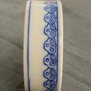 A rare Chinese blue and white 'dragon' jar and cover, Qianlong mark and possibly of the period — photo 27